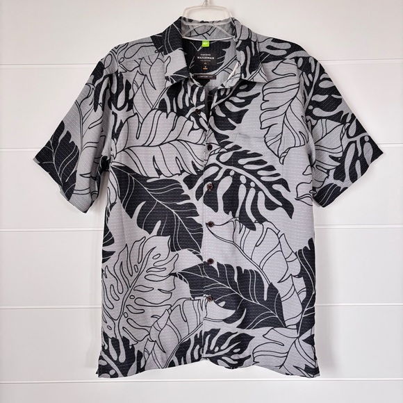 Quiksilver Waterman Black & Gray Tropical Leaf Short Sleeve Shirt Men's Small - Picture 1 of 12